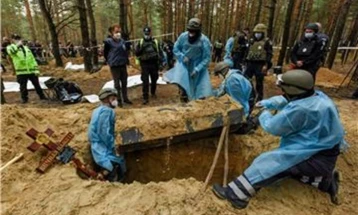Украински гувернер: Повеќето од ексхумираните тела во Изјум имаат знаци на насилна смрт