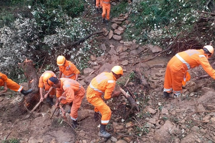 Во Непал и Индија 48 загинати во монсунските дождови