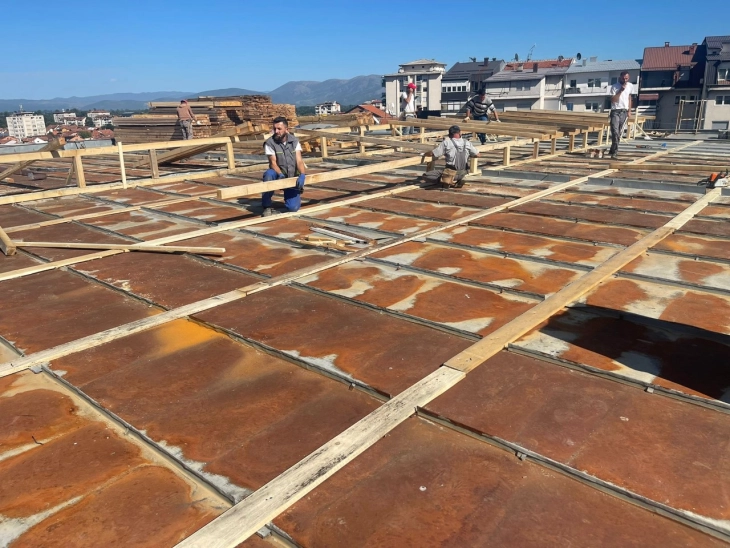 Почна реконструкцијатa на покривната конструкција на Центарот за култура „Иљо Антески-Смок“ во Тетово
