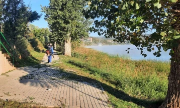 Исчистен кеј на реката Вардар во Велес и обраснато зеленило покрај велешкото езеро „Младост“