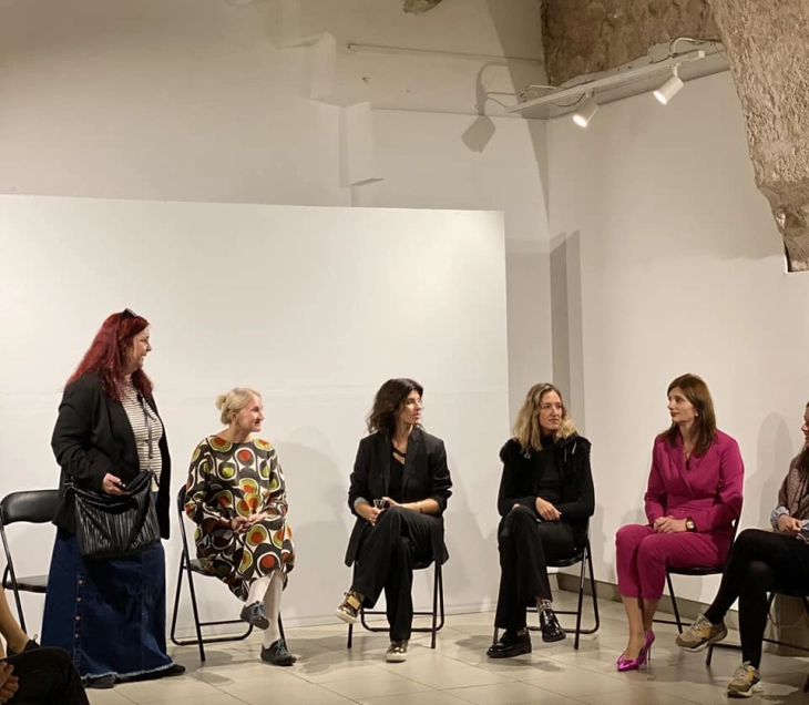 „Доаѓаме со поклон“ – самостојна изложба на Шејла Камериќ и разговор со уметницата