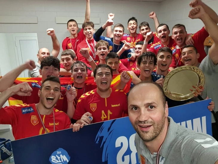 РФМ ја исплати наградата на машката кадетска репрезентација за учество на Шампионатот во Рига