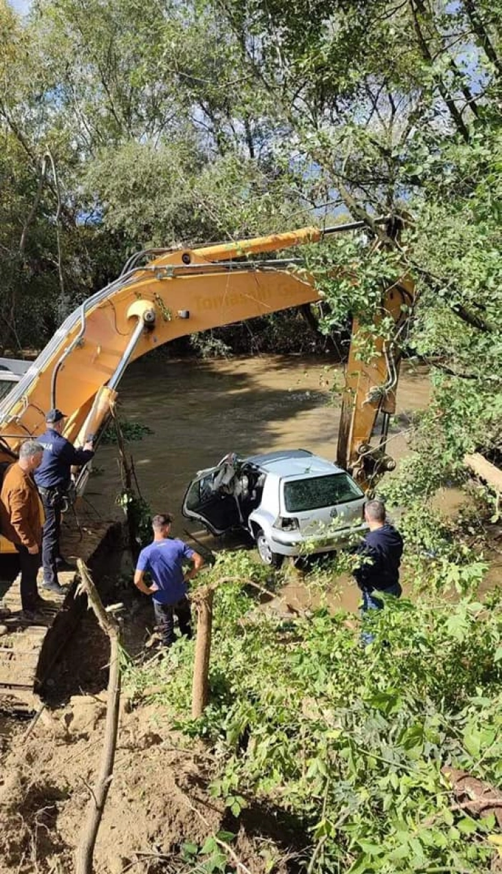 Кај тетовско Желино возило излета во река Вардар, се трага по луѓе