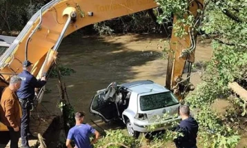 Кај тетовско Желино возило излета во река Вардар, се трага по луѓе