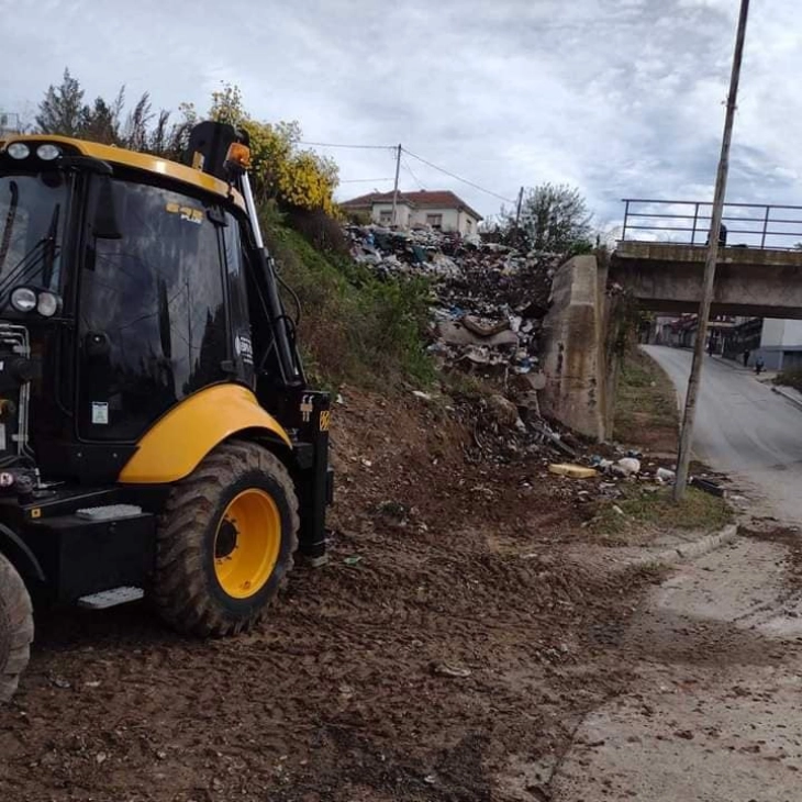 Повторно се чисти дива депонија кај кумановската населба Перо Чичо