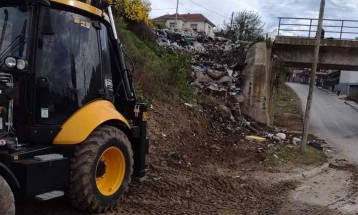 Повторно се чисти дива депонија кај кумановската населба Перо Чичо