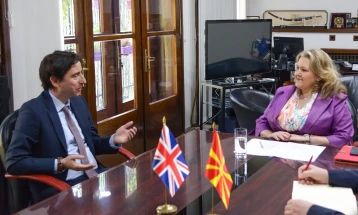 Министерката Петровска се сретна со новиот амбасадор на Обединетото Кралство, Метју Лосон