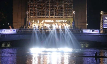 Традиционално поетско читање „Мостови“ и врачување на највисоките признанија на 61. Струшки вечери на поезијата