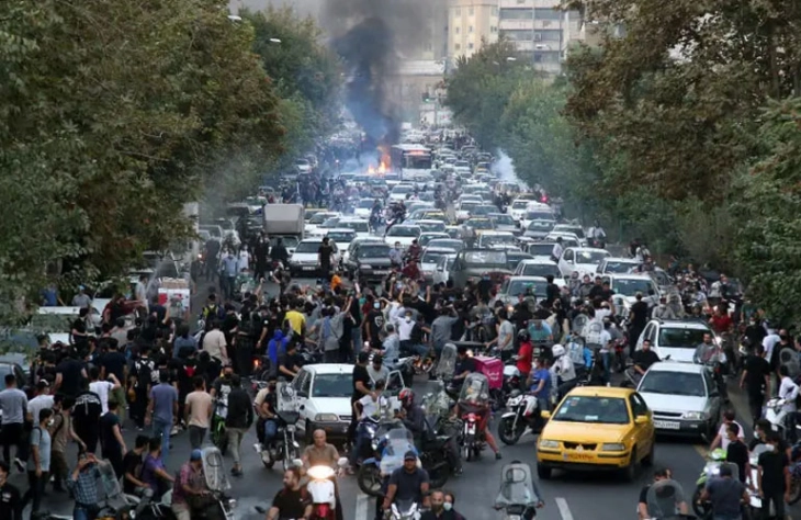 Истрели и експлозија за време на протестите во Иран