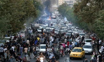 Истрели и експлозија за време на протестите во Иран