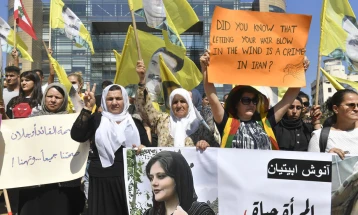 Протестите во Иран се зголемуваат, жените сè погласни за своите права