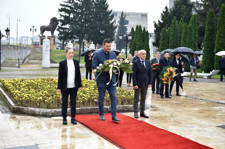 Делегација од Град Скопје положи цвеќе пред споменикот „Ослободители на Скопје“ по повод 11 Октомври