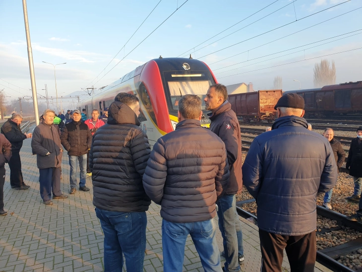 Два часа блокиран железничкиот сообраќај на станицата во Велес, вработените на „Колска“ на протест (ДПЛ) 