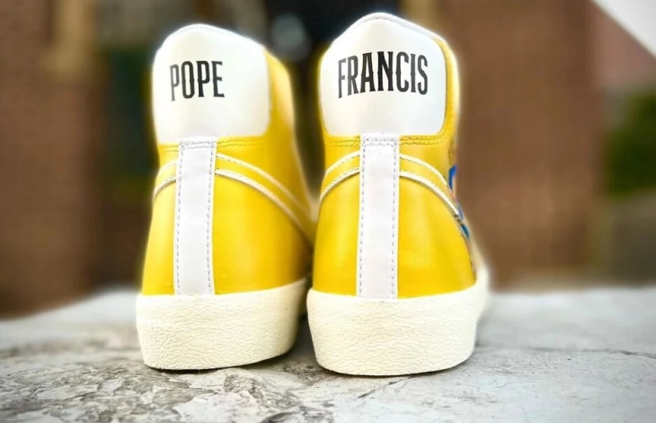 Папата Франциск доби персонализирани жолти патики