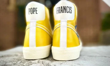 Папата Франциск доби персонализирани жолти патики