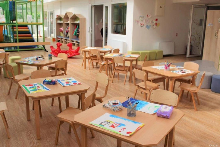 Дрекслмаер обезбеди мебел за градинките во Неготино и Градско 