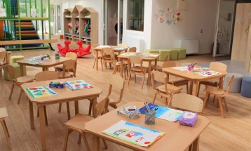 Дрекслмаер обезбеди мебел за градинките во Неготино и Градско 