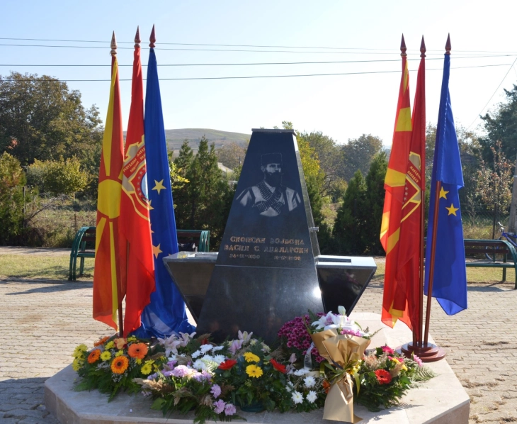 Во Општина Илинден положено свежо цвеќе на споменикот на војводата Васил Аџаларски во пресрет на Денот на македонската борба