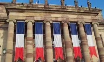 Француската центристичка влада на Макрон преживеа две гласања за недоверба