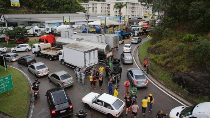 Бразил: Поддржувачите на Болсонаро ги блокираа патиштата по неговиот пораз на изборите
