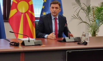 Османи: Како што јас го штитам македонскиот јазик, така македонските политичари да го штитат албанскиот