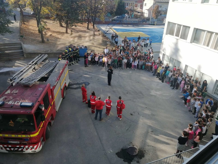 Во Неготино тактичко-показна вежба за евакуација и спасување при пожар за ученици и вработени во училиште