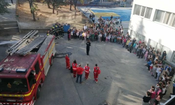 Во Неготино тактичко-показна вежба за евакуација и спасување при пожар за ученици и вработени во училиште