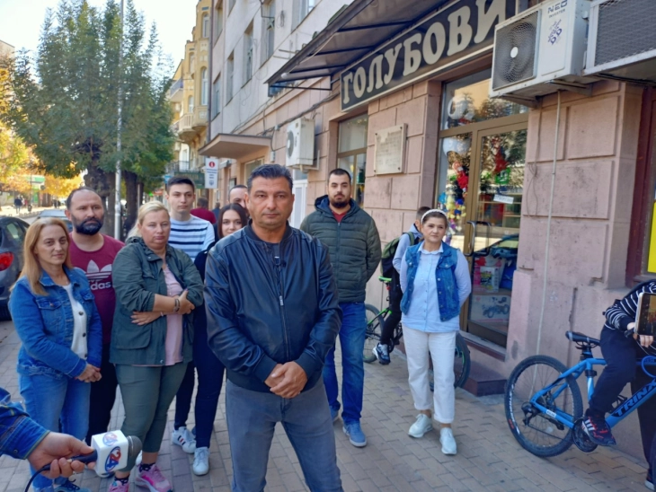 Закупците од синдикалната зграда во Велес бараат да останат на истата локација, Општина тврди дека има право да се раскине договорот