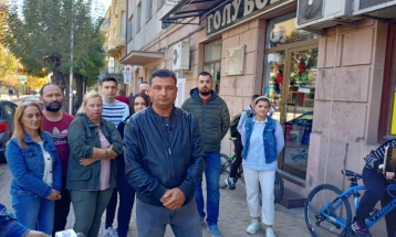 Закупците од синдикалната зграда во Велес бараат да останат на истата локација, Општина тврди дека има право да се раскине договорот