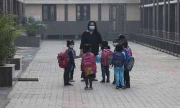 Се затвораат училишта поради загадениот воздух во Њу Делхи