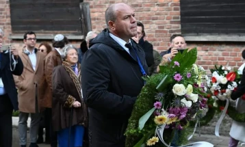 Димитриевски положи венец во Аушвиц, на церемонијата присутни и претседателката на ЕП Мецола и еврокомесарот Вархеји