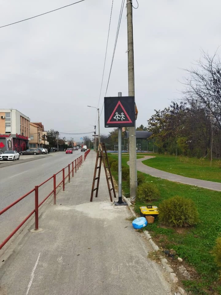 Поставени светлосни сообраќајни знаци за пешаци на улица Бутелска