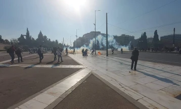 Молотови коктели и солзавец пред грчкиот Парламент на протестот во Атина (Фото+ видео) 