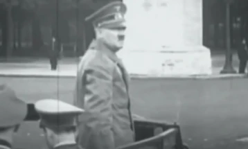 Британец ѝ подари на Франција досега необјавени слики од Хитлер во Париз