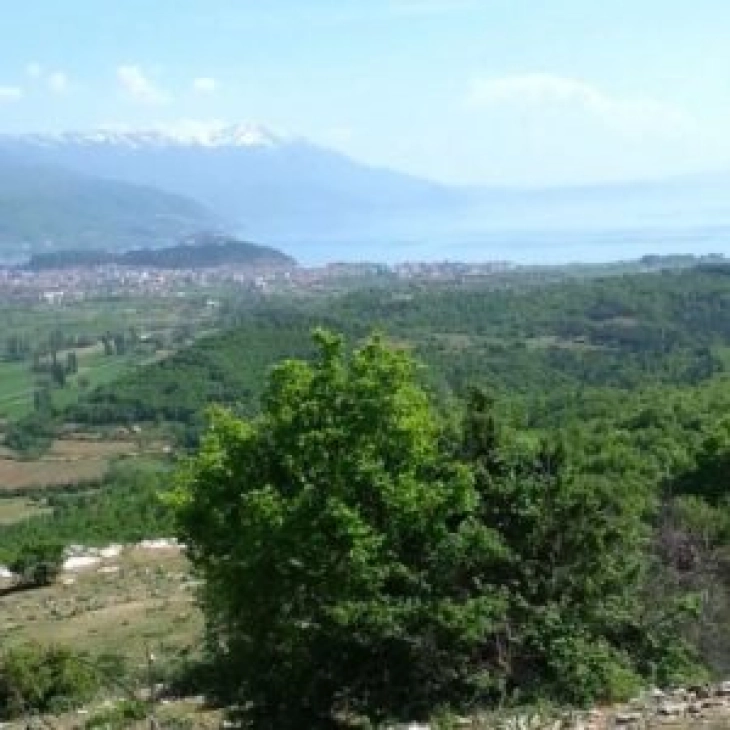 Si mbeti Ohri pa një lagje elitare, hotel luksoz, fushë golfi....