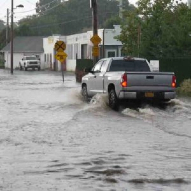 Shirat e rrëmbyeshëm i përmbytën rrugët dhe shkaktuan bllokim të komunikacionit në Cyrih