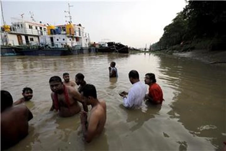 Qindra mijëra besimtarë hindu lahen në lumin e shenjtë Gang pavarësisht koronavirusit