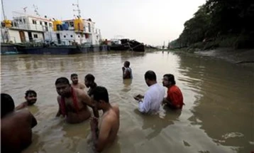 Qindra mijëra besimtarë hindu lahen në lumin e shenjtë Gang pavarësisht koronavirusit