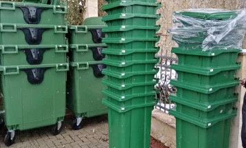 Pllasnica u furnizua me 300 kontenjerë plastik
