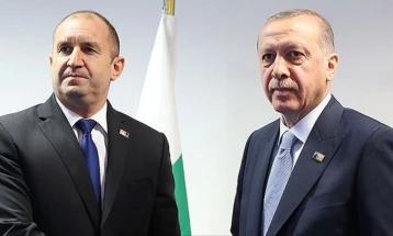 Radev dhe Erdogan diskutuan për aspektet humanitare të luftës në Ukrainë