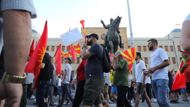 Pjesëmarrësit në protestë kundër propozimit francez mbërritën para Kuvendit