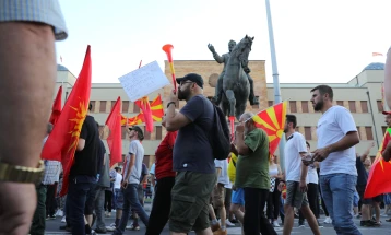 Pjesëmarrësit në protestë kundër propozimit francez mbërritën para Kuvendit