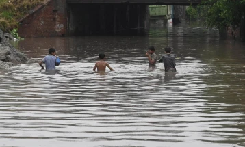 Në shirat pesëjavëshe të mosunit në Pakistan pësuan mbi 300 persona