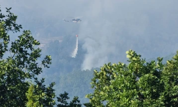 Një helikopter i policisë është përfshirë në shuarjen e zjarrit në Berovë