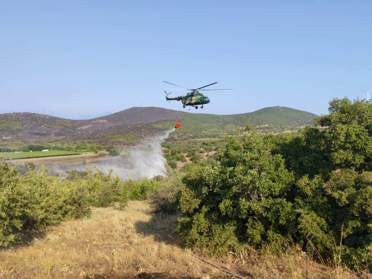 Një helikopter po e shuan zjarrin në Krivollak