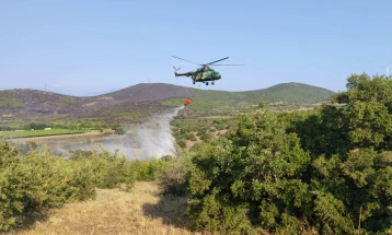 Një helikopter po e shuan zjarrin në Krivollak