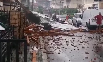 Stuhi në Ohër, një konstruksion i çatisë ka dëmtuar disa shtëpi