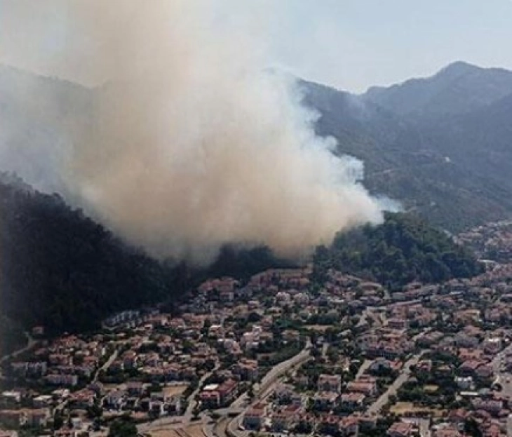 Një zjarr pyjor shpërtheu pranë hoteleve dhe vendbanimeve në Marmaris