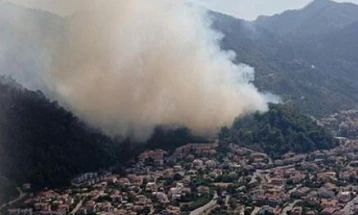 Një zjarr pyjor shpërtheu pranë hoteleve dhe vendbanimeve në Marmaris