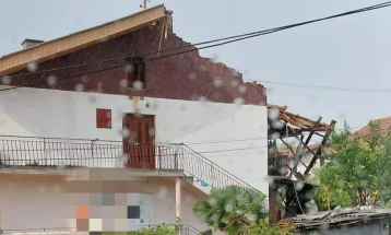 Moti i keq la pa çati disa shtëpi në Negotinë, drurët e rënë e bllokuan rrugën Dubrovë - Vojshanc